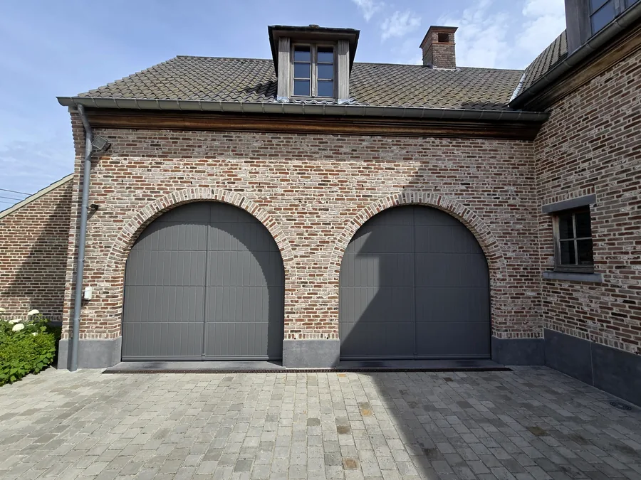Remplacement de porte de garage sur mesure — réalisation Pulsar Windows