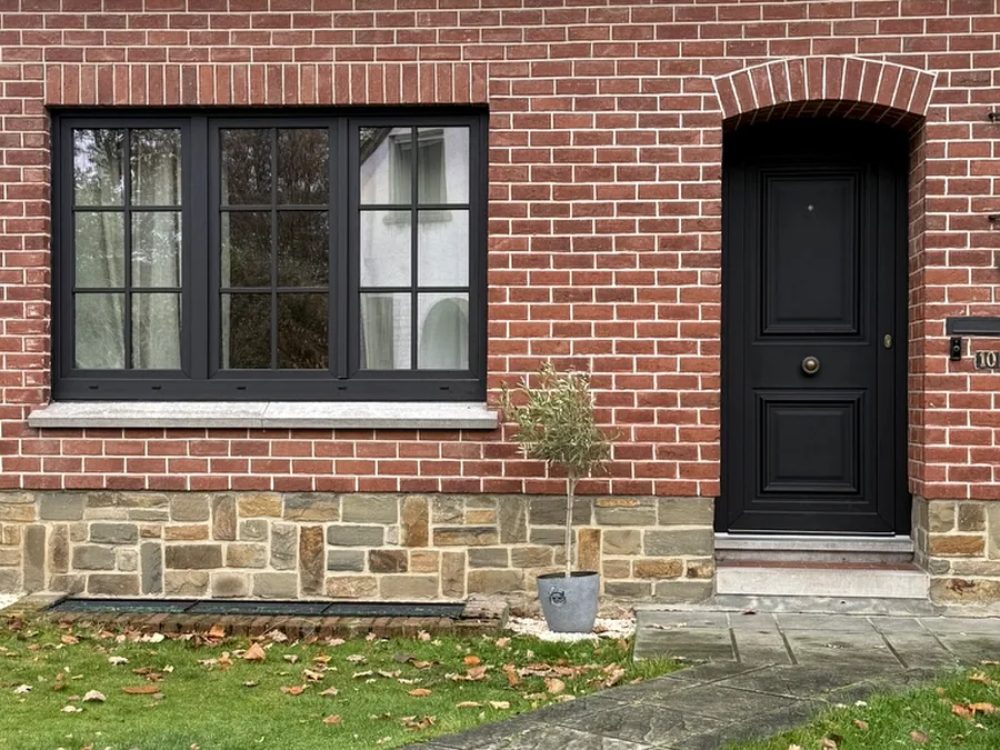 Fenêtre installée par Pulsar Windows sur une habitation résidentielle.