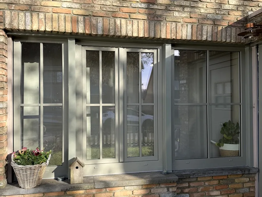 Fenêtre installée par Pulsar Windows sur une habitation résidentielle.