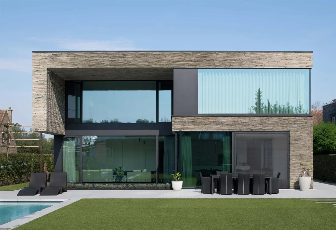 Maison contemporaine à bardage bois équipée de grandes fenêtres aluminium Aliplast Star 75