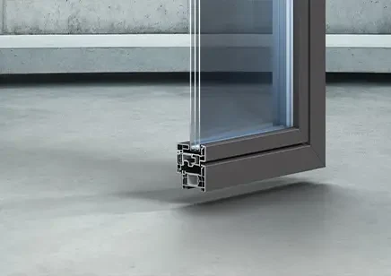 Profilé de fenêtre PVC Kömmerling Horizon en coupe, teinte foncée et ouvrant affleurant — Pulsar Windows