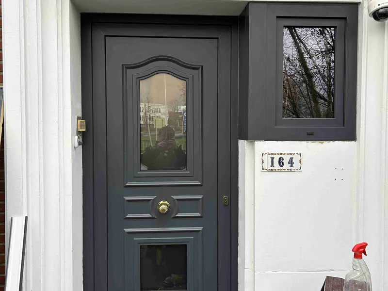 Porte d’entrée anthracite vitrée sous arc installée à Auderghem — Pulsar Windows